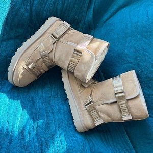 Ugh classic short hybrid size 9.